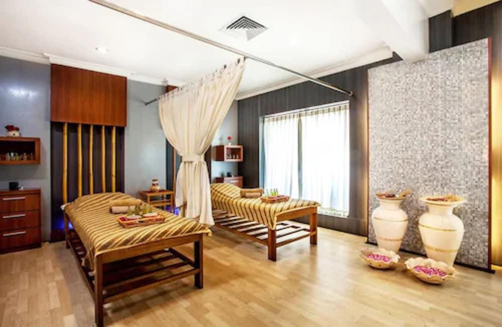 Surabaya Suites Bagian luar foto