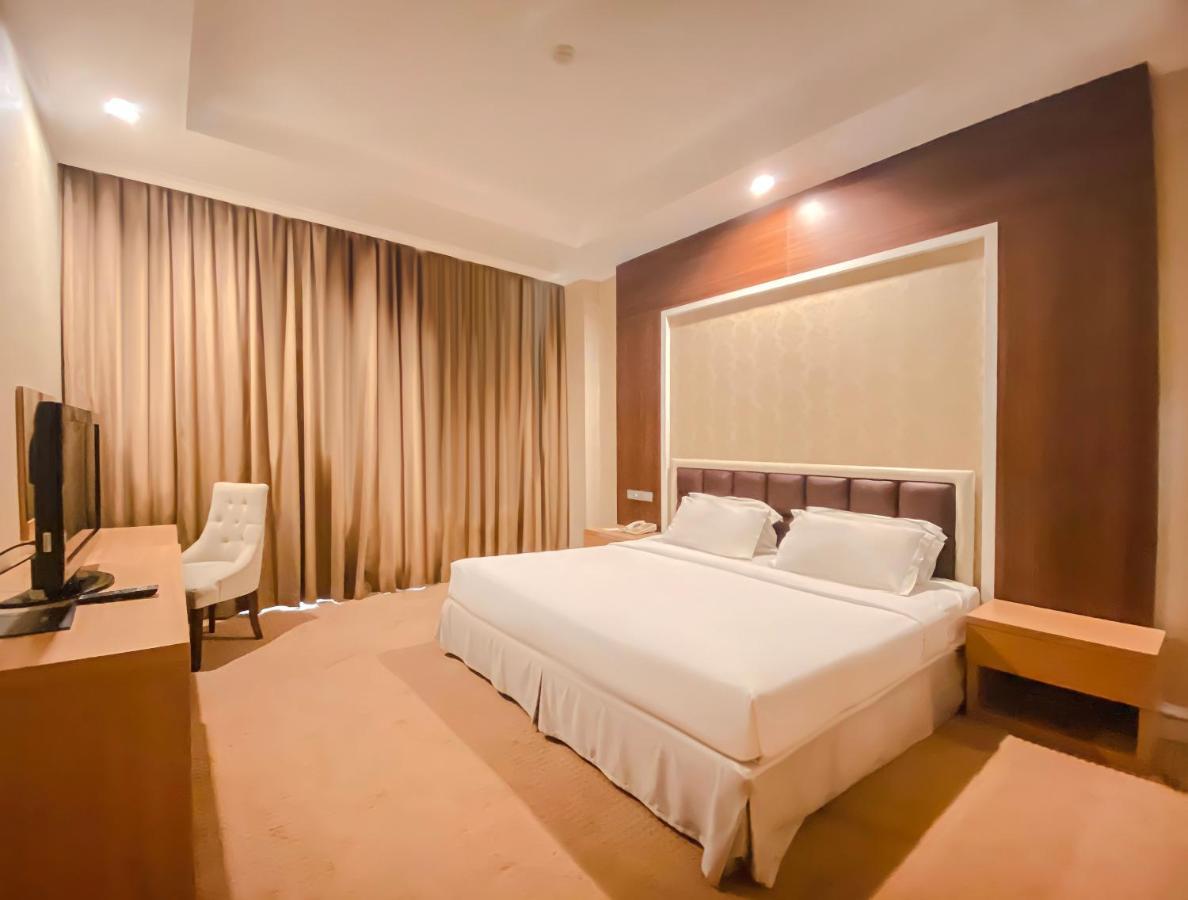 Surabaya Suites Bagian luar foto