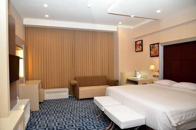 Surabaya Suites Bagian luar foto