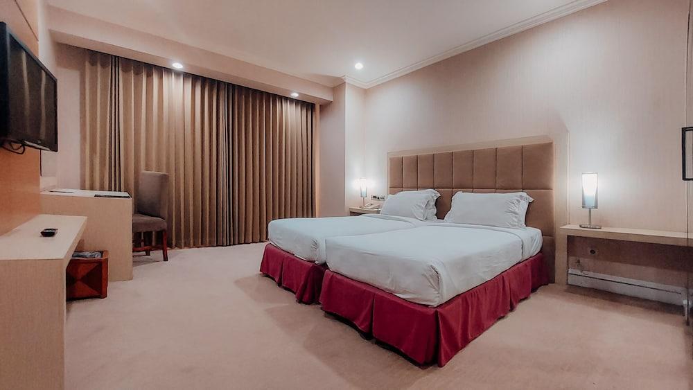 Surabaya Suites Bagian luar foto