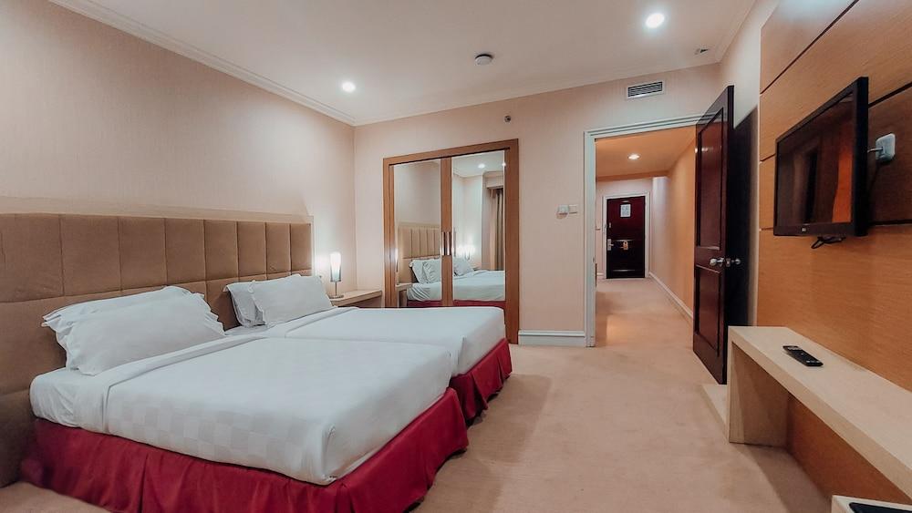 Surabaya Suites Bagian luar foto