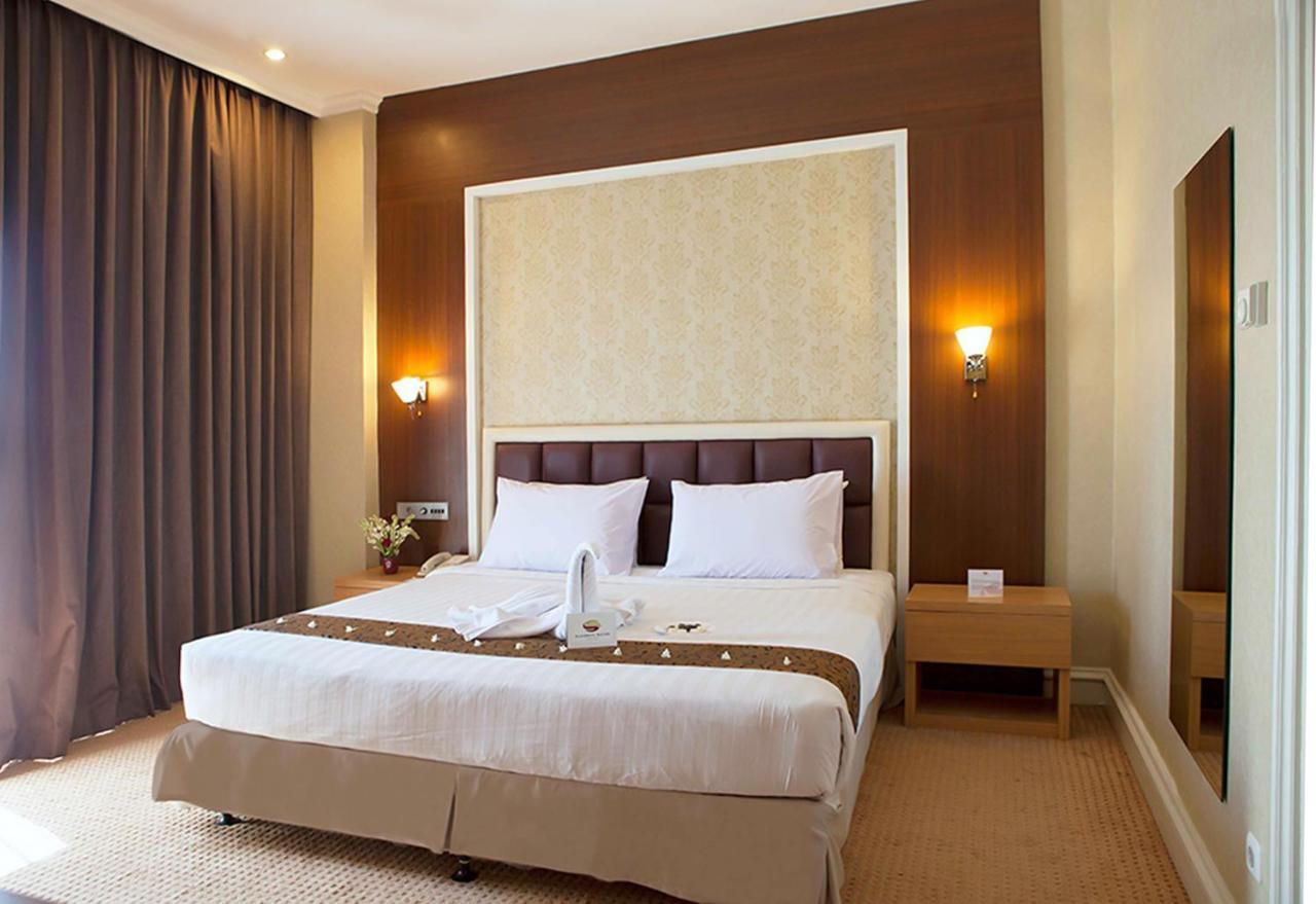 Surabaya Suites Bagian luar foto