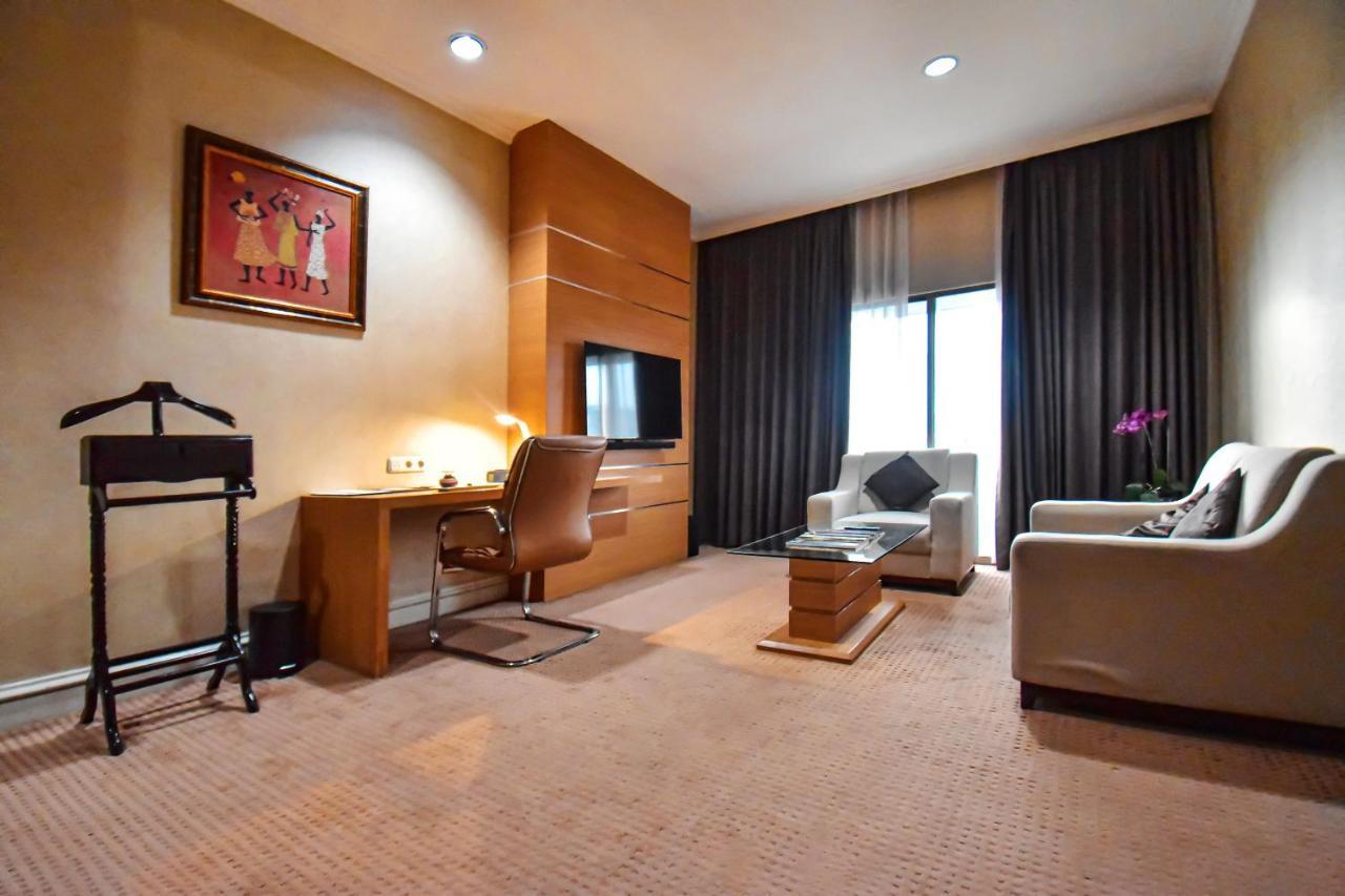 Surabaya Suites Bagian luar foto