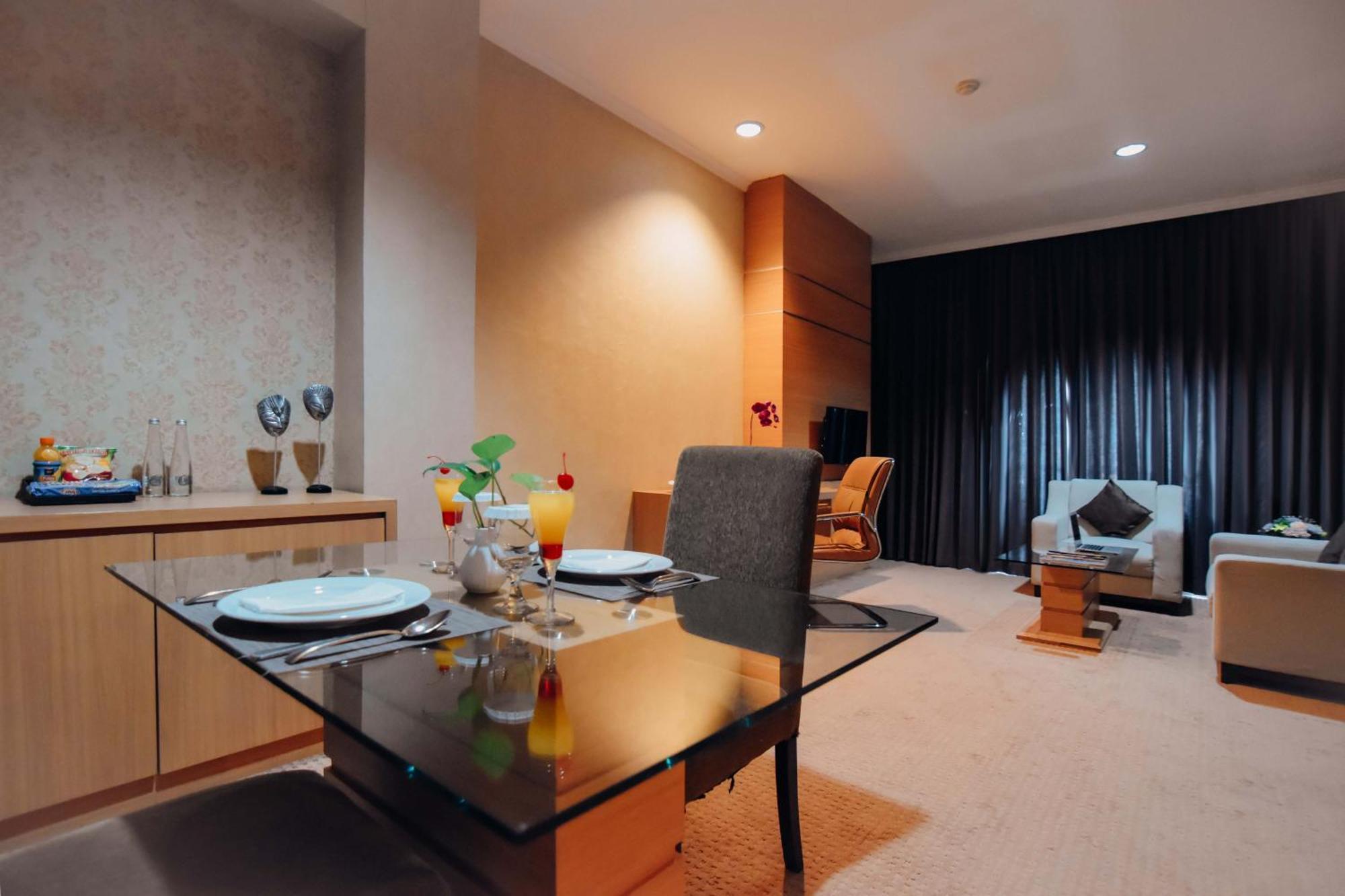 Surabaya Suites Bagian luar foto